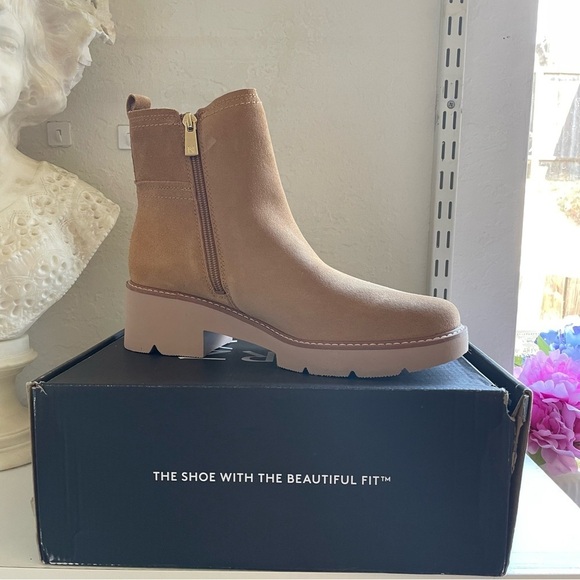 Naturalizer Darry-Bootie in Caramel Lug Sole Chelsea Style Comfy Size 9 NWT - Picture 14 of 15